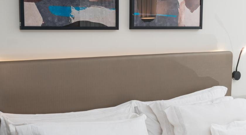 Image of Premium Suite with Bath 1