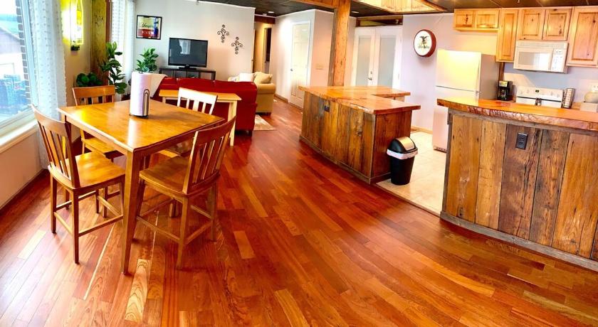 ウェスト・ジェファーソン (NC) Black Jacks Downtown Loft 4つ星 宿泊施設 プール