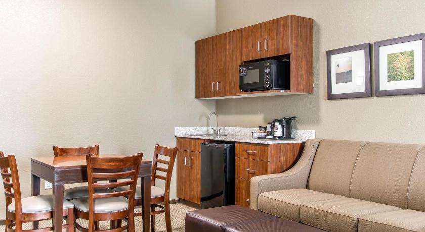 Comfort Suites West Omaha