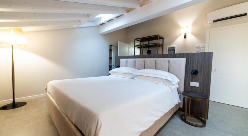 Modena Modena Relax Luxury Rent Rooms 4-Star Hotel lobby