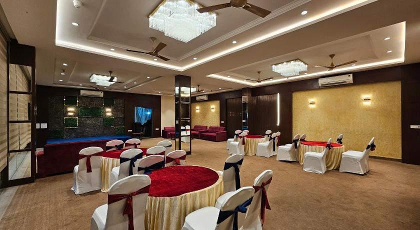 Devki Grand Hotel - image 5