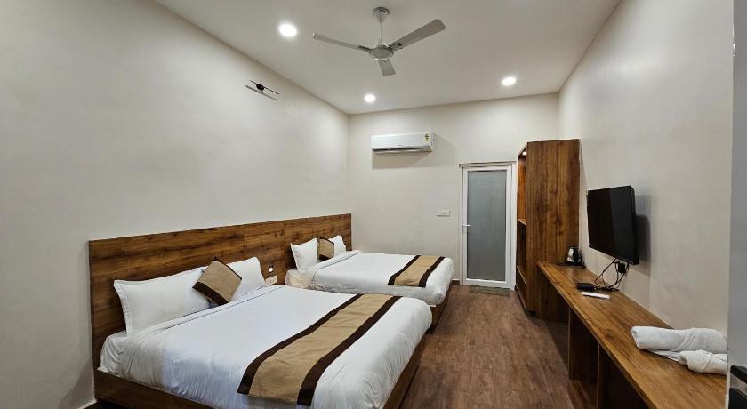 Devki Grand Hotel - image 10