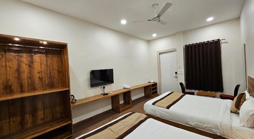 Devki Grand Hotel - image 13