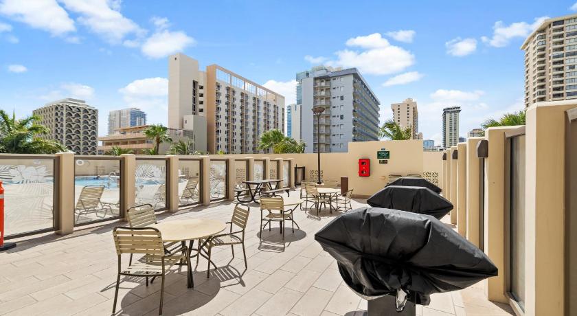 Royal Kuhio 2303 - Spacious Studio with Stunning Mountain Views in the Heart of Waikiki!