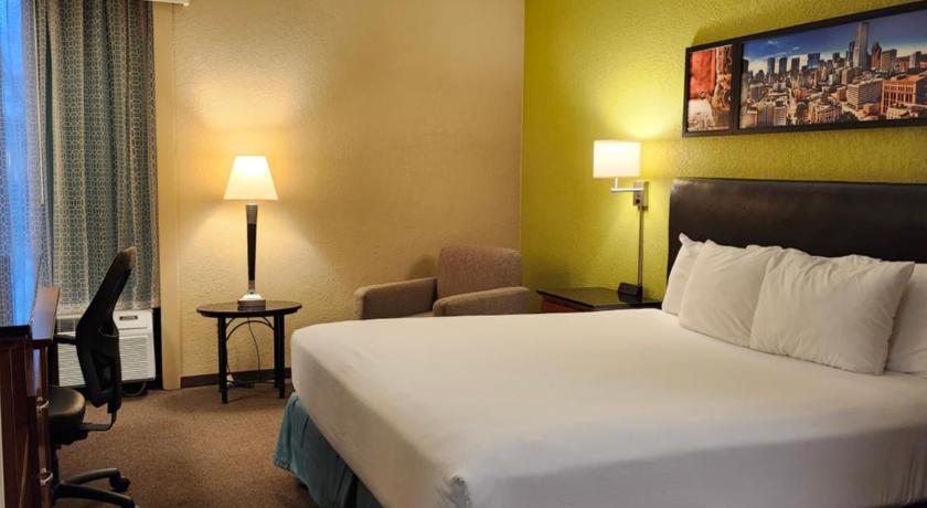 Image of King Room with Mobility/Hearing Access and Roll-In Shower, Non-Smoking 1
