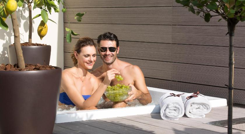 Image of Honeymoon Suite 5