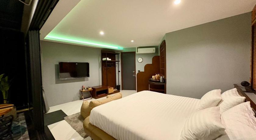 Image of Deluxe Family Suite 11