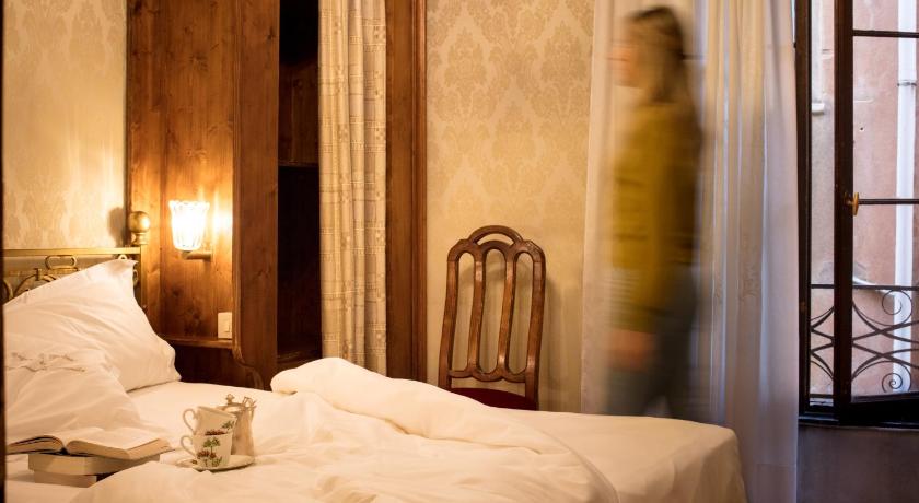 Ekonomiskās klases numurs ar 1 divvietīgu gultu vai 2 vienvietīgām gultām (Economy Double or Twin Room) attēls 6