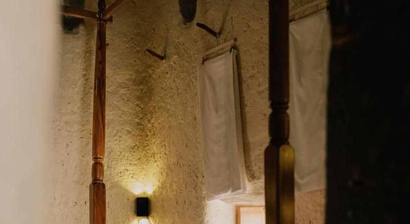 Image of Deluxe King Room 11