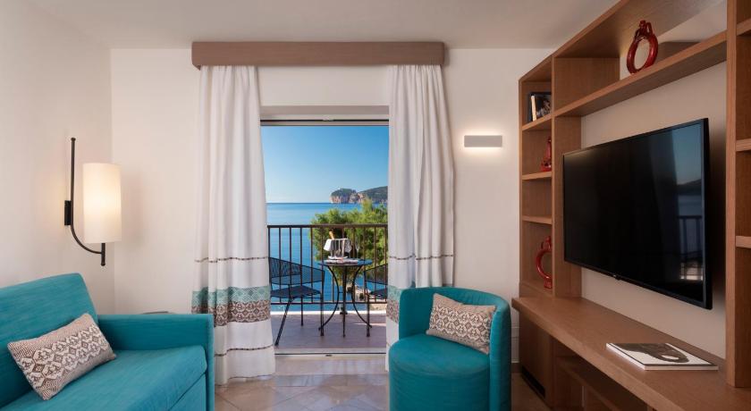 Image of Deluxe Double or Twin Room with Sea View 5
