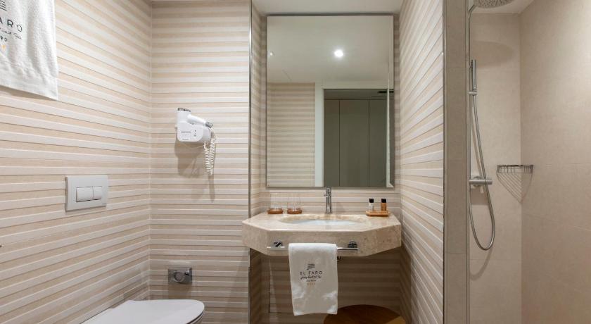 Image of Deluxe Double or Twin Room with Sea View 8