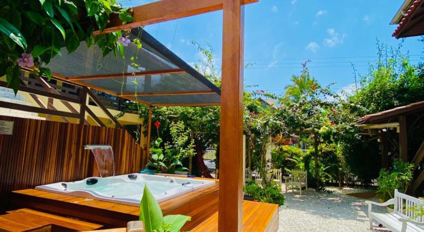 6 - Apartamento de 02 quartos com jacuzzi em Bombas