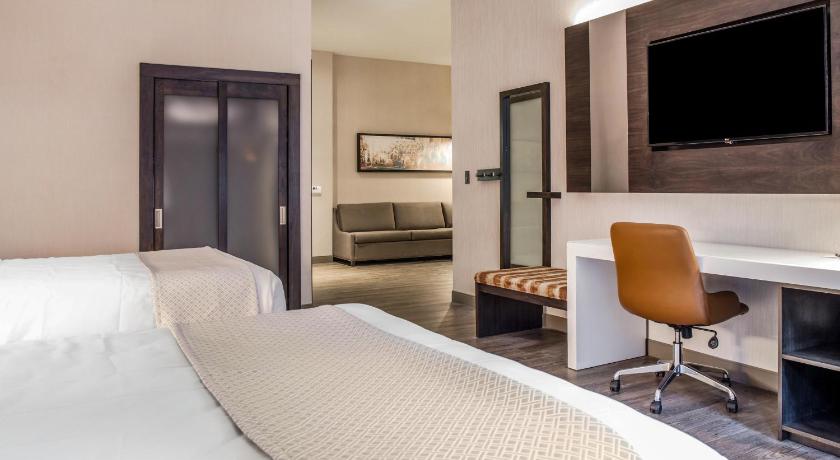 Image of 2 Double Beds, Suite, Nonsmoking, Accessible 3