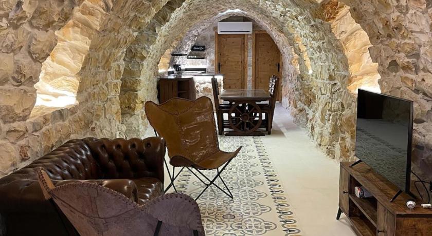 Bella Guesthouse with Garden, Pool & Jacuzzi