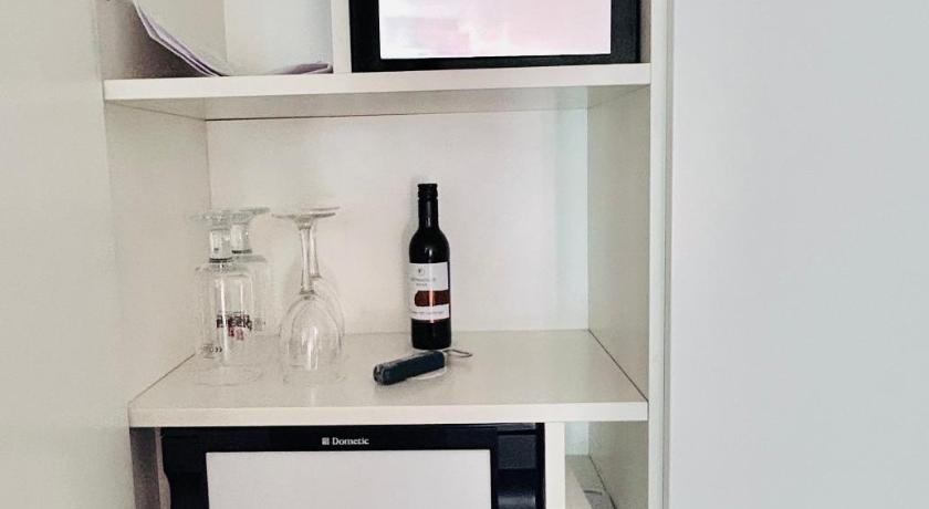 Image of Standard Room - Queen 15