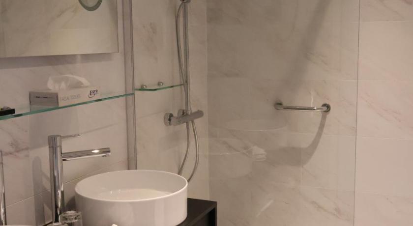 Image of Superior Deluxe Double Room with Canal View 17