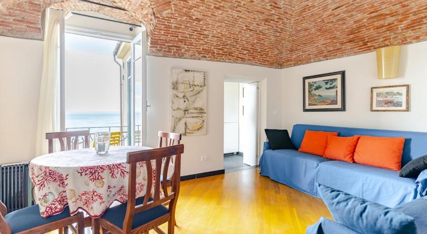 Sea View Suite - Sleeps 3 - Free Parking