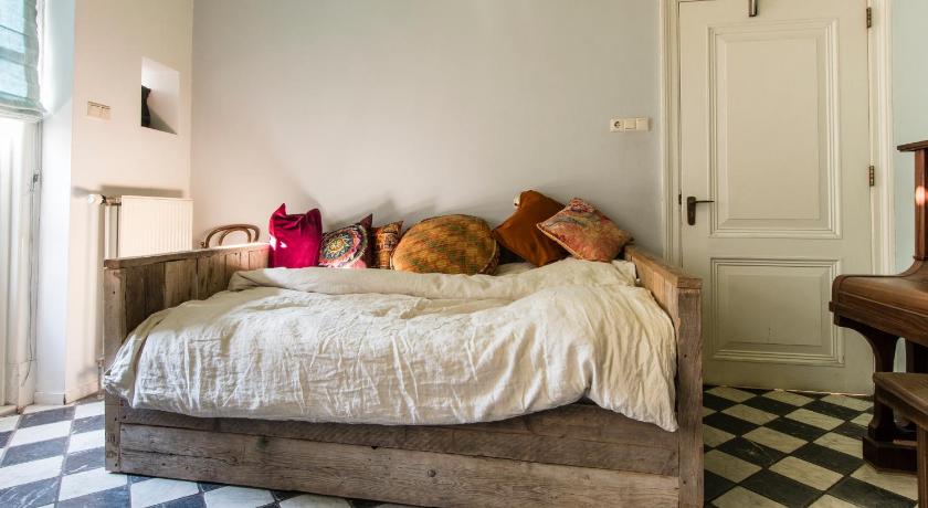 Image of Double Room shared shower, toilet & kitchen 4
