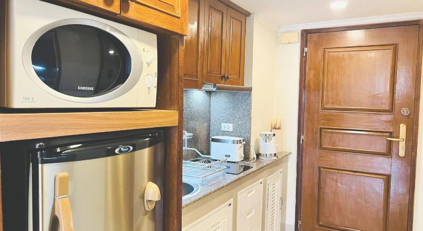 Image of Deluxe One-Bedroom Apartment with Pool View - 108 16