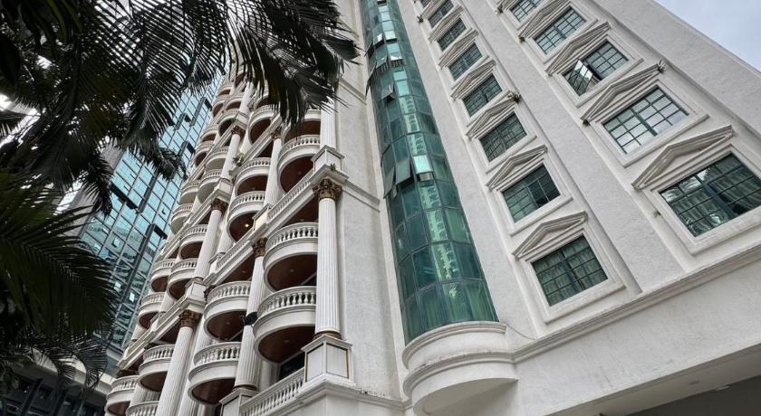 KLCC Suites in KL | 2000sqf luxurious residence - image 9