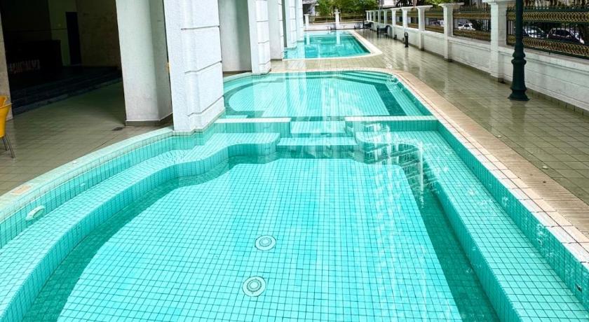 KLCC Suites in KL | 2000sqf luxurious residence - image 12