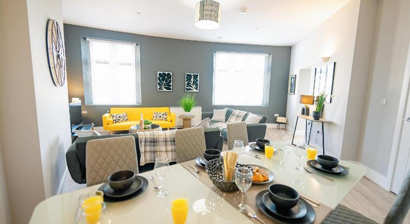SPACIOUS & MODERN 3-BED & High Ceiling