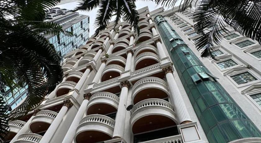 KLCC Suites in KL | 2000sqf luxurious residence - image 6
