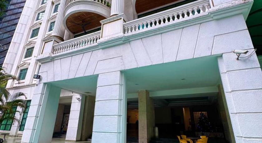 KLCC Suites in KL | 2000sqf luxurious residence - main image