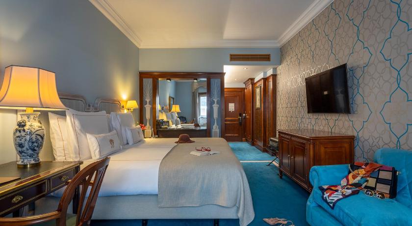 Image of Deluxe Room 8