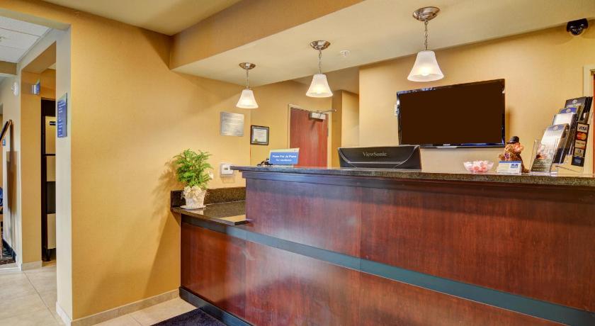 Cobblestone Inn & Suites - Ambridge photo