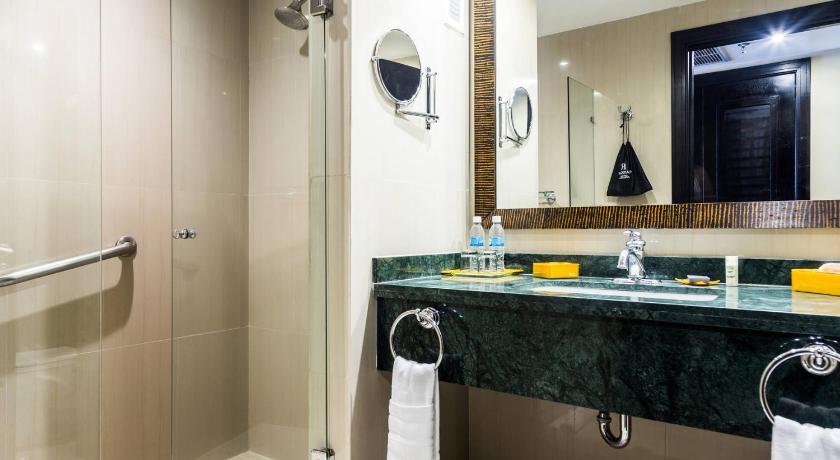 Image of executive suite, club lounge access, 1 bedroom executive suite, 1 king, city view 2
