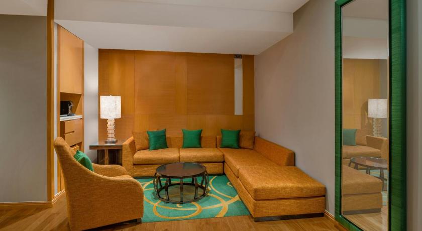 Image of Renaissance Suite, Club Lounge Access, 1 Bedroom Larger Suite, 1 King, Corner Room 8