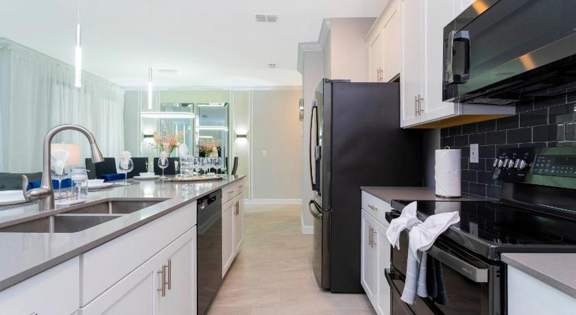 Stunning 4Bd w/ Private Pool Storey Lake 4245 - image 5
