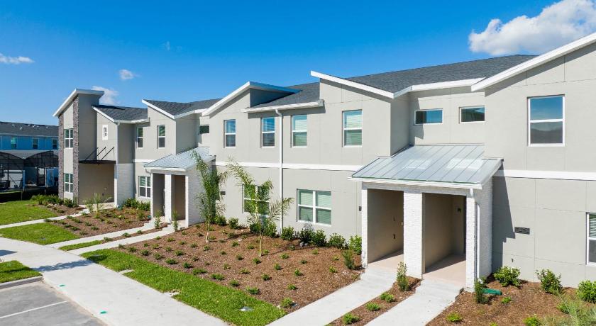 Stunning 4Bd w/ Private Pool Storey Lake 4245 - image 3