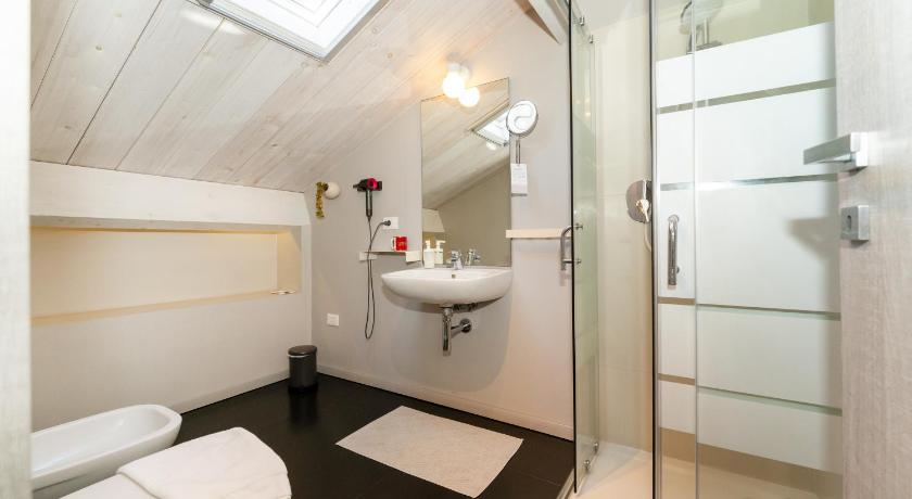 Фото: Двухместный номер с 1 кроватью и собственной ванной комнатой (Double room with private bathroom) 10