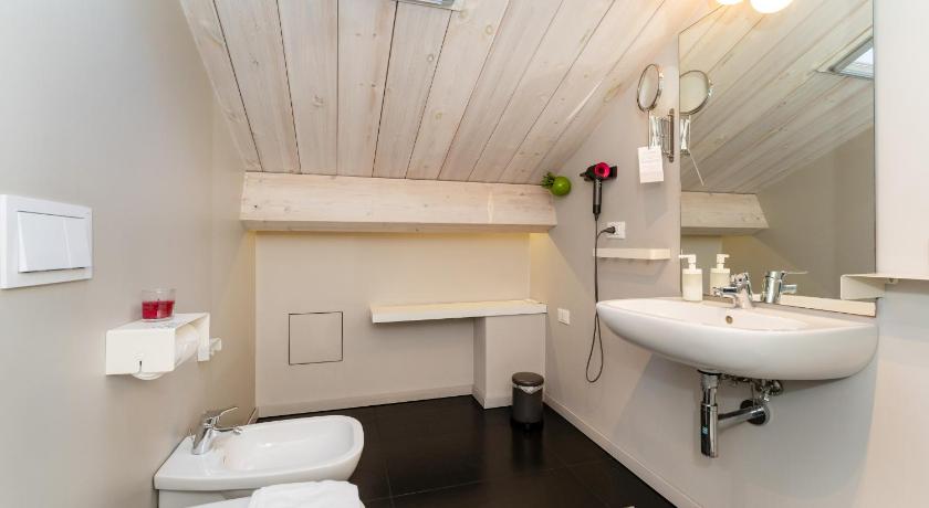 Фото: Двухместный номер с 1 кроватью и собственной ванной комнатой (Double room with private bathroom) 17