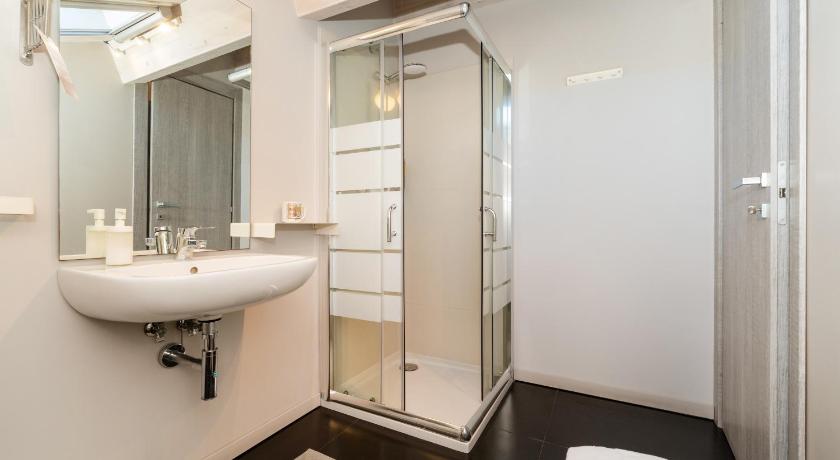 Фото: Двухместный номер с 1 кроватью и собственной ванной комнатой (Double room with private bathroom) 11