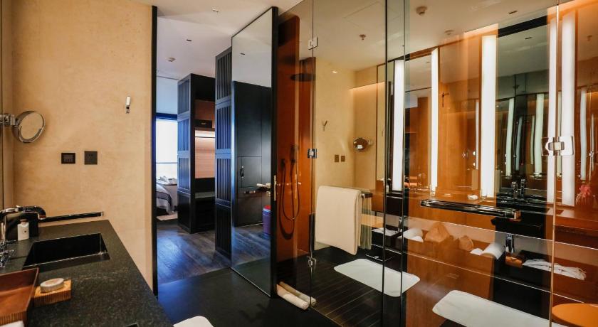 Image of Premium Guest Room, Guest room, 1 King, City view 5