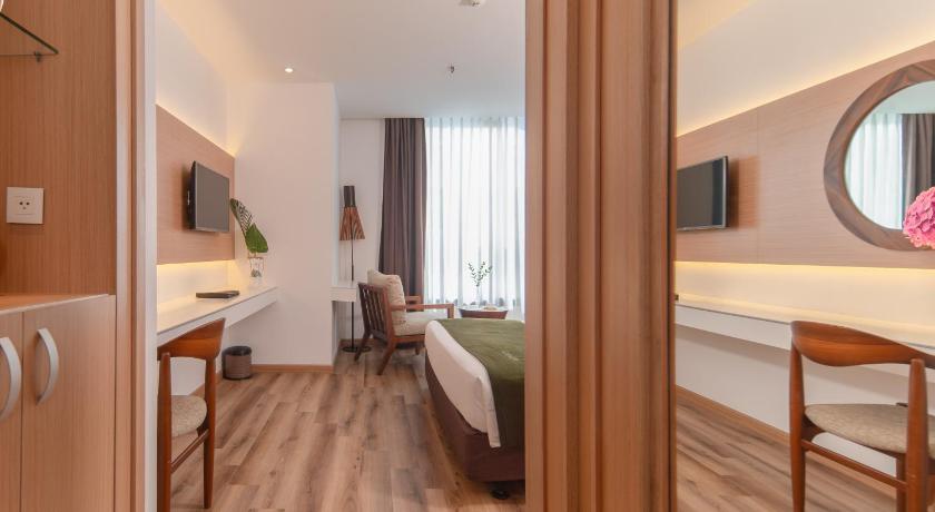 Image of Deluxe Partial Ocean View King Room 5