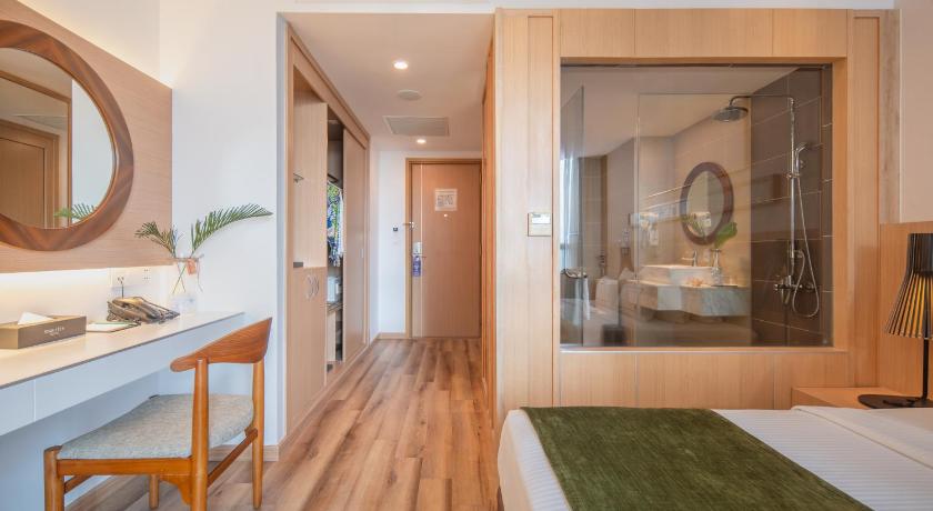 Image of Deluxe Partial Ocean View King Room 7