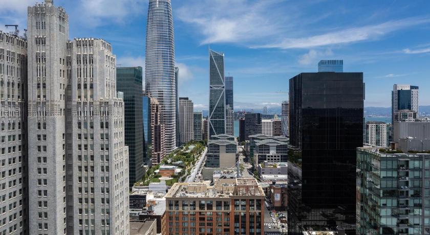 Image of One-Bedroom Urban King Suite with Roll-In Shower and City View - Mobility and Hearing Accessible 7