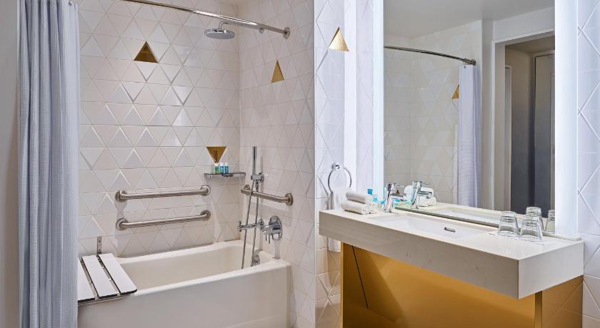 Image of One-Bedroom Urban King Suite with Roll-In Shower and City View - Mobility and Hearing Accessible 4