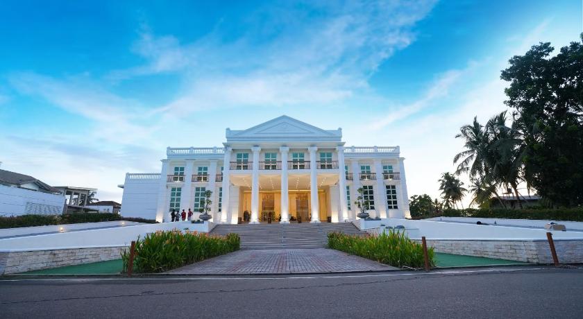 Grandeeza Hotel by Galison