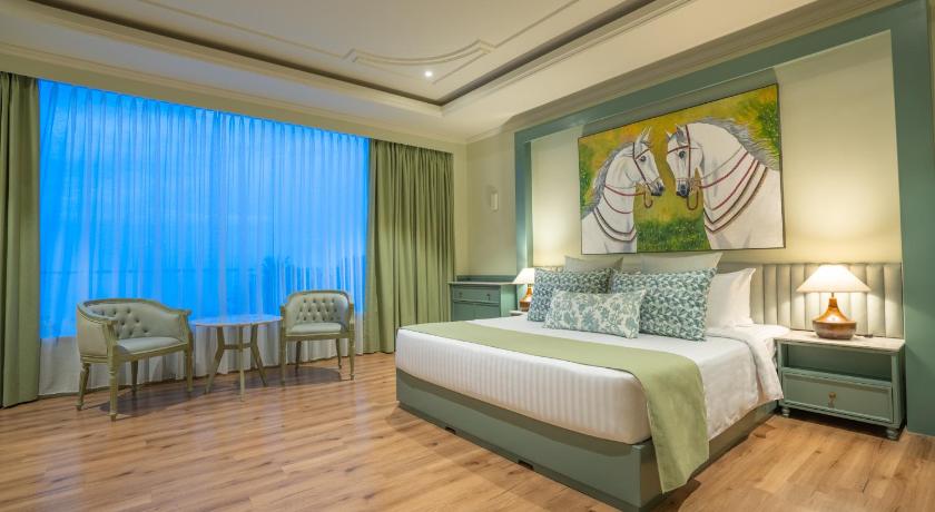Grandeeza Hotel by Galison - image 30