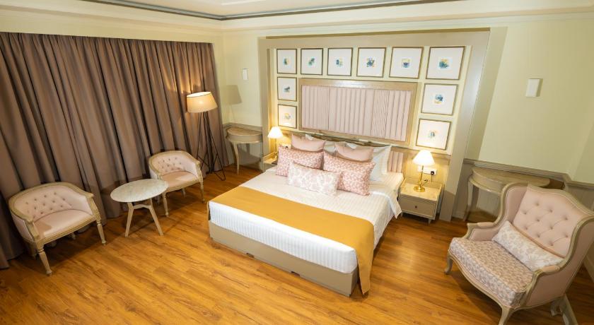 Grandeeza Hotel by Galison - image 25