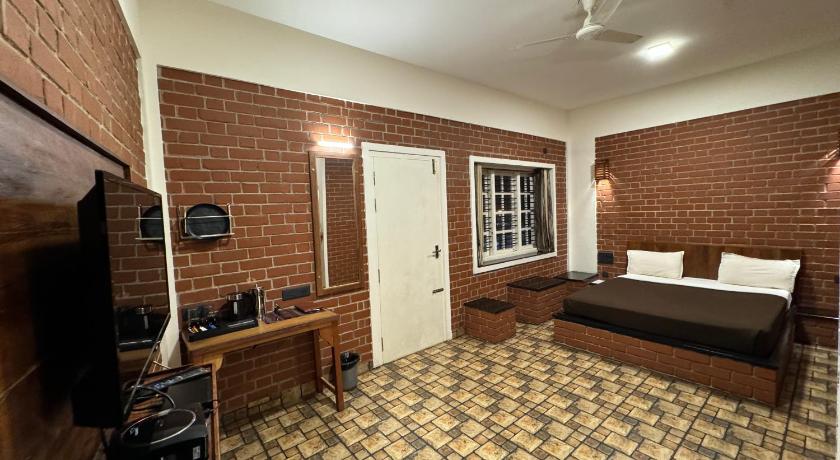 Red Bricks Inn - image 16