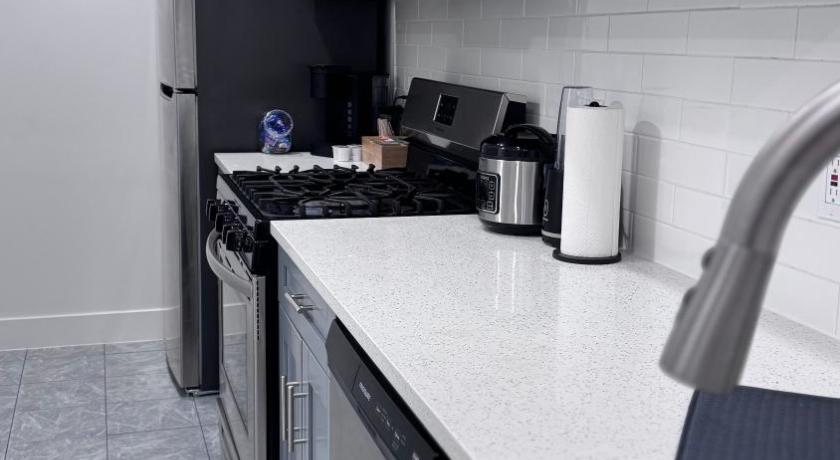 웨스트 뉴욕 Beautiful Bedroom with Attached Bathroom, 15 minutes from NYC 4성급 숙소 로비