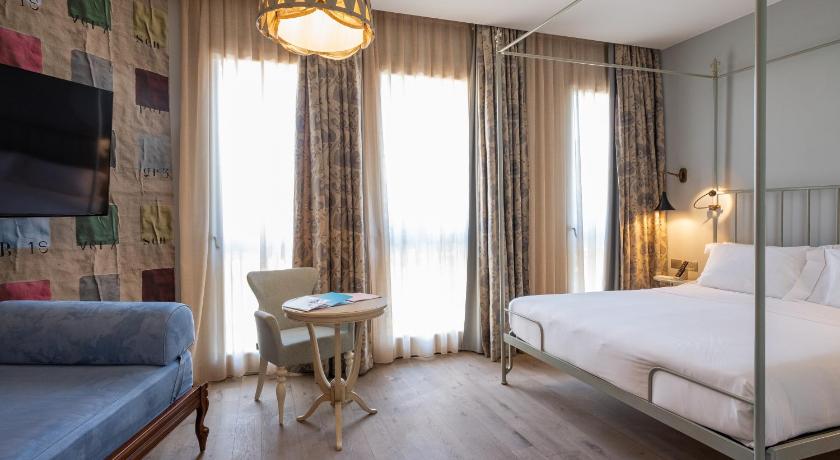 Image of Triple Room with View 1