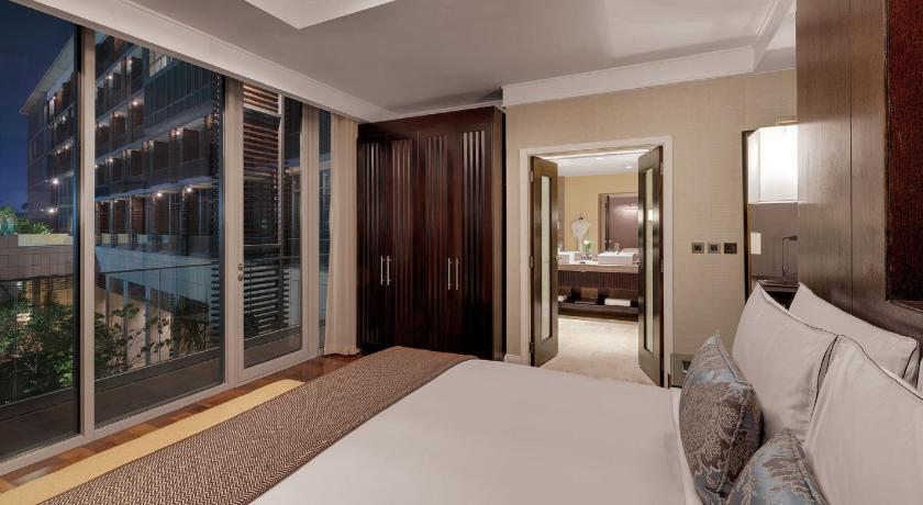 Image of Junior Suite Pool View 7