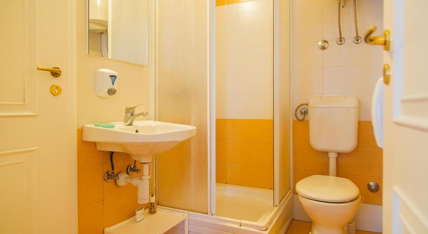 Image of 8-Bed Mixed Dormitory Room 2